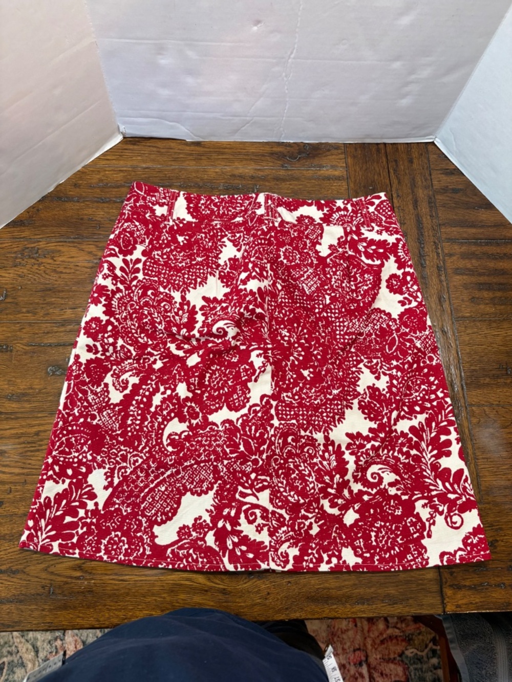 Talbots petites stretch skirt size 10, 21" full length, white and red pattern - Picture 2 of 6